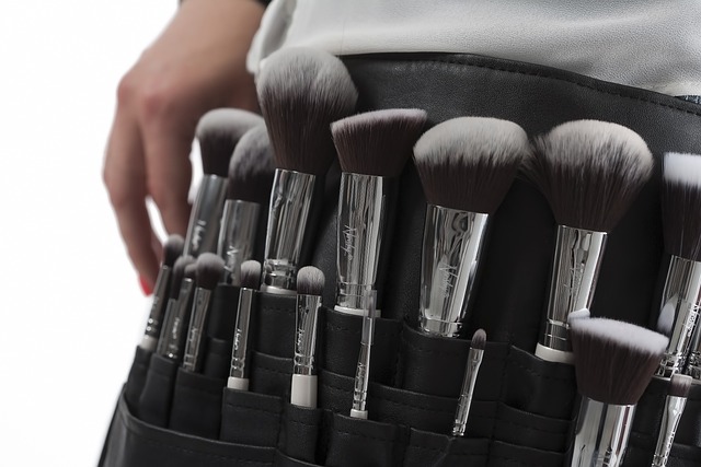 makeup-brushes-824710_640 男のための「涙袋メイク」入門!印象がガラリと変わる魔法の技